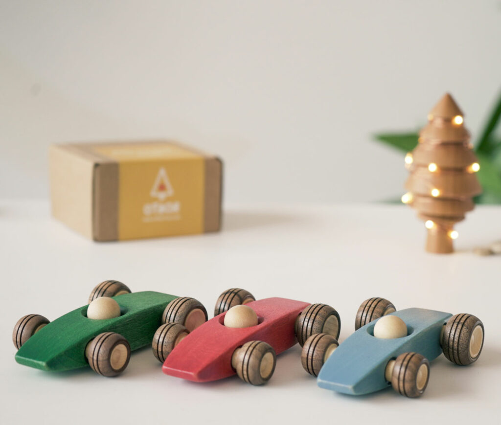 Magical Holiday Play: Creating a Winter Wonderland with Wooden Toys|8 things 3 christmas box rgb